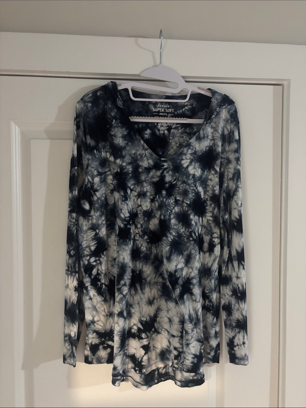 Super Soft Women's Black & White Tie-Dye V-Neck Top